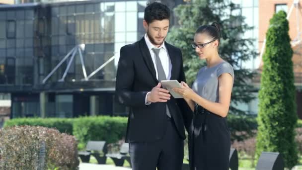 Business couple staat samen en werkt op de Tablet — Stockvideo