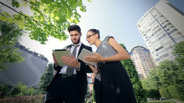 Business couple staat samen, werk op de Tablet en verheug u op succes — Stockvideo