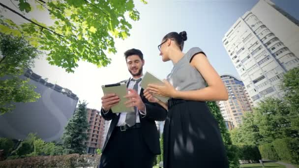 Succesvolle zakenmensen lopen op Tablets en kijken met vreugde naar elkaar — Stockvideo
