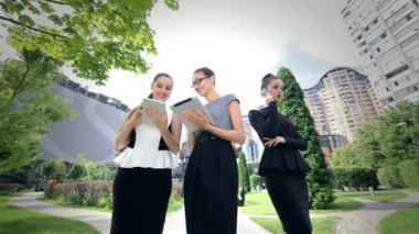 Tabaklar üzerinde çalışan üç başarılı iş kadını ve haberleri tartışmak