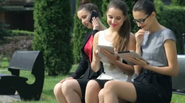 Üç iş kadını ortağı son dakika haberlerini almaktan memnun