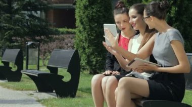 Üç kız iş sözleşme sona erdi tartışmak ve sevinmek