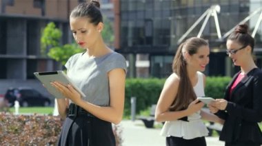 Başarılı iş kadını tablet üzerinde çalışan ve daha sonra kameraya gülümseyerek