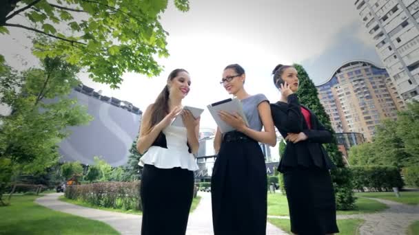 Tiga wanita bisnis sukses yang bekerja pada tablet menerima panggilan — Stok Video
