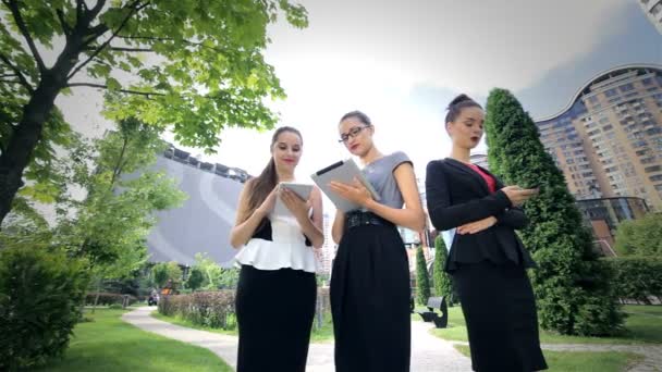 Tři úspěšné obchodní ženy, které pracují na tabletu, diskutují o novinkách a radosti — Stock video