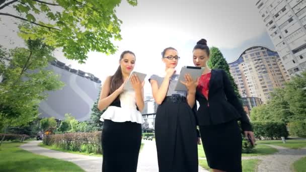 Üç başarılı iş kadını iş njoyed ve tüm ok göstermek — Stok video