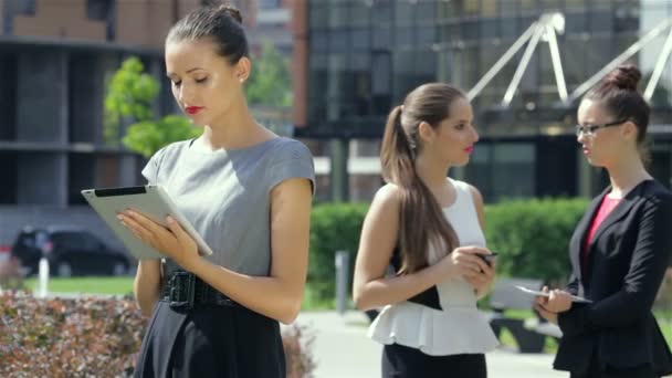 Obchodní žena pracující na tabletu na pozadí svých obchodních partnerů — Stock video