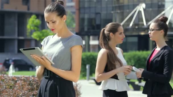 Kobieta biznesu pracuje na tablecie, i Nods głowę — Wideo stockowe