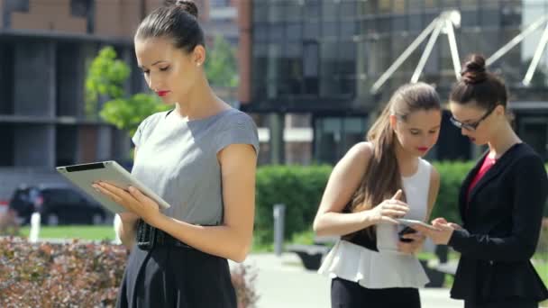 Chica de negocios en el fondo de sus socios de negocios de las mujeres — Vídeos de Stock