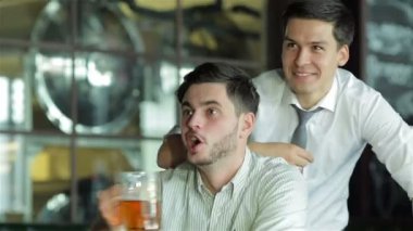 İki başarılı arkadaş işadamları bira içmek ve sevinmek ve birlikte bağırmak