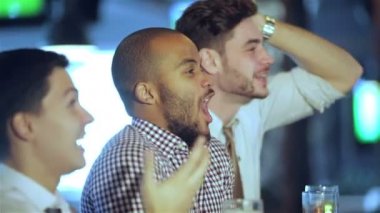 Diğer üç adam bira içip birlikte eğleniyor.