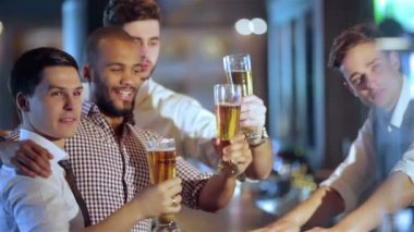 Bira ile bir barda gerçek erkeklerin Faaliyetleri