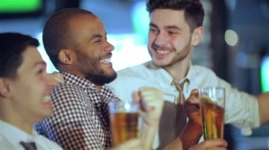 Erkek taraftarlar çığlık ve Tv'de futbol izliyor