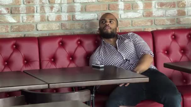 Fan de football africain dans le bar — Video