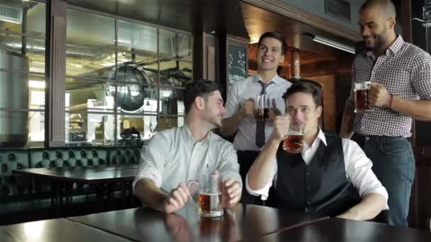 Four businessmen fans drinking beer and rejoice — Stock Video