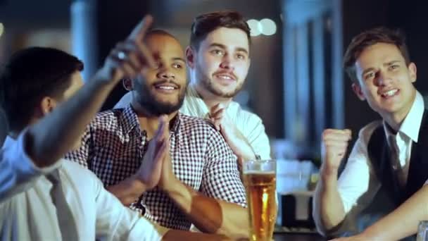 Mannen schreeuwen en verheugen in het vergaderen en drinken van bier — Stockvideo