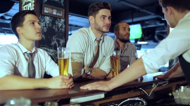 Beber álcool em um bar — Vídeo de Stock