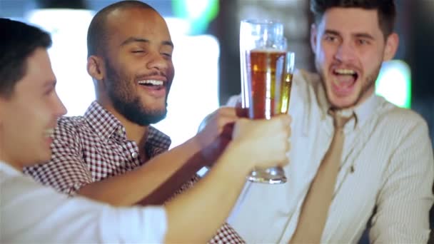 Отдохните в баре после тяжелой работы — стоковое видео