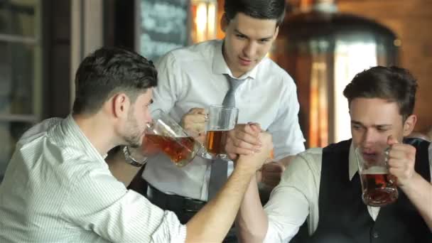 Přátelé se baví a popíjejí pivo a tráví čas pohromadě — Stock video