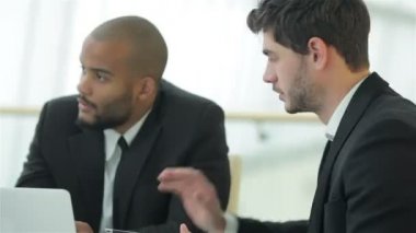 bir toplantıda gülümseyen iş adamı