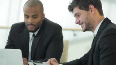Ofiste masada oturan başarılı işadamlarının gülümseyen