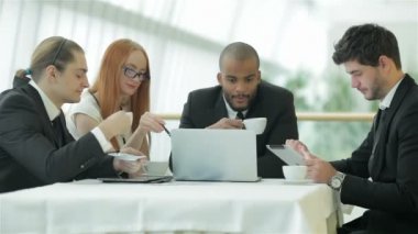 Gençler kahve içer.