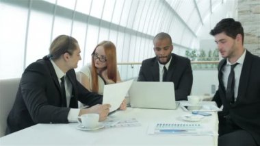 Belgeleri tartışırken işadamı