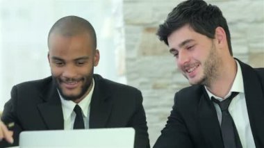 Birbirine gülümseyen iki işadamı