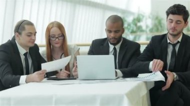 İşadamları belgeleri okuma