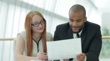 Ofiste konuşmak gençler