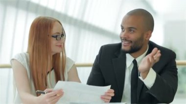 İki işadamı belgeleri tartışıyor