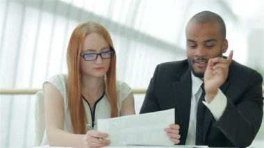 İki işadamı belgeleri tartışıyor