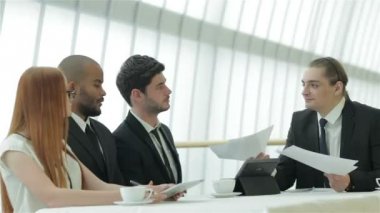 Ofiste konuşmak gençler