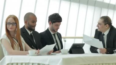 Resmi giyinmiş genç adamlar