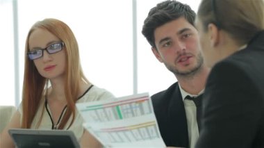 Kendine güvenen işadamı kafasına bakıyor