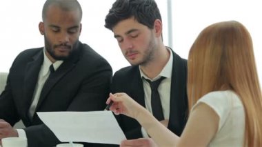 İşadamları belgeleri okuma