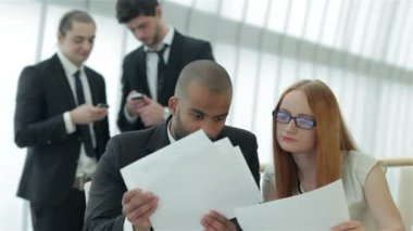 İş adamlarını iş leriyle tartışırken ofiste masada oturan işadamları