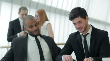 İş adamları iş sorunlarını tartışıyor