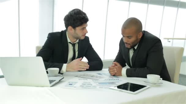 Dos hombres de negocios discutiendo documentos — Vídeos de Stock