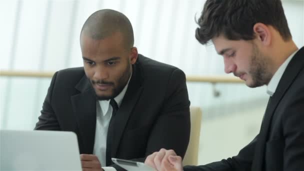 Dos exitosos hombres de negocios en la oficina centrados en el trabajo — Vídeos de Stock