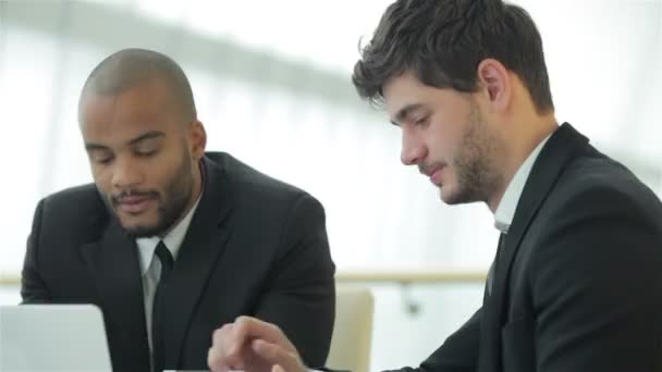 Empresário sorridente em uma reunião — Vídeo de Stock