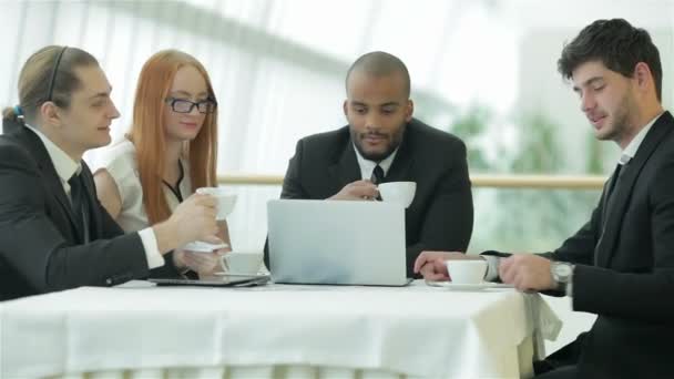 Un jeune homme d'affaires boit du café — Video