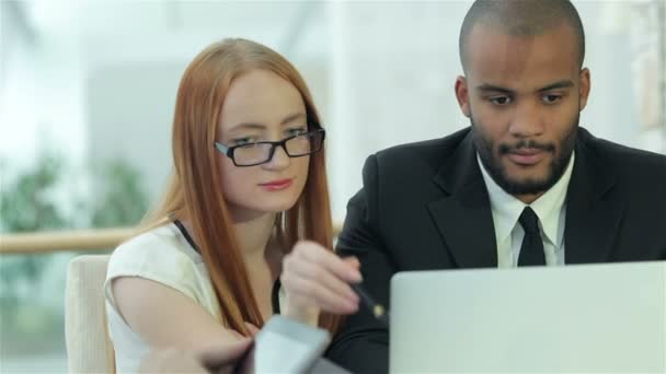 Dos hombres de negocios discutiendo documentos — Vídeos de Stock