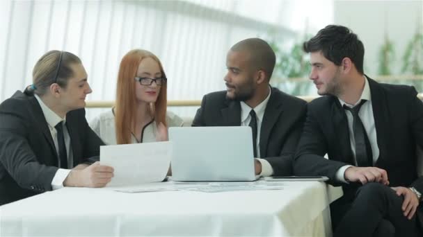 Les jeunes boivent du café — Video