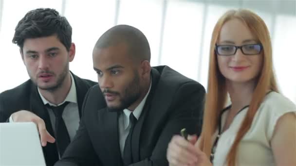 Drei erfolgreiche Geschäftsleute im Büro fokussierte Arbeit — Stockvideo