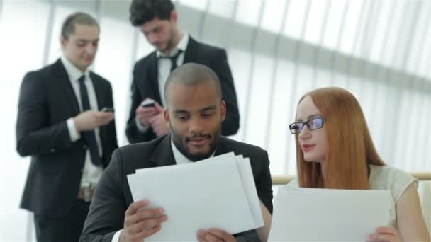 Jóvenes hablando en la oficina — Vídeo de stock