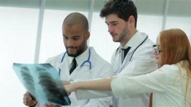 İki doktorun konsültasyonu