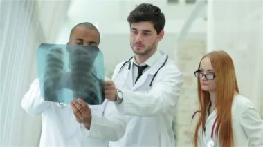 Akciğerlerin x-ray anlık incelemesi üç emin doktor