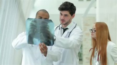 Hastanede akciğerlerin x-ray anlık incelemesi üç emin doktor