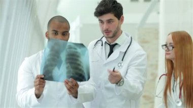 Hastanede akciğerlerin x-ray anlık incelemesi üç emin doktor